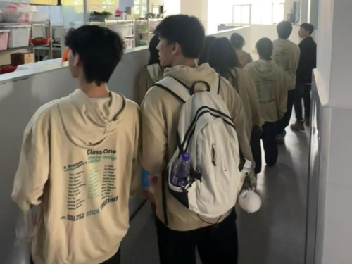 走百企寻责任担当，访百人探节粮良方——威尼斯879787972023级中美金融学1班系列团日活动