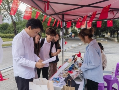 “为中国式现代化挺膺担当”——威尼斯87978797美术学院2023级视觉传达设计一班团日活动