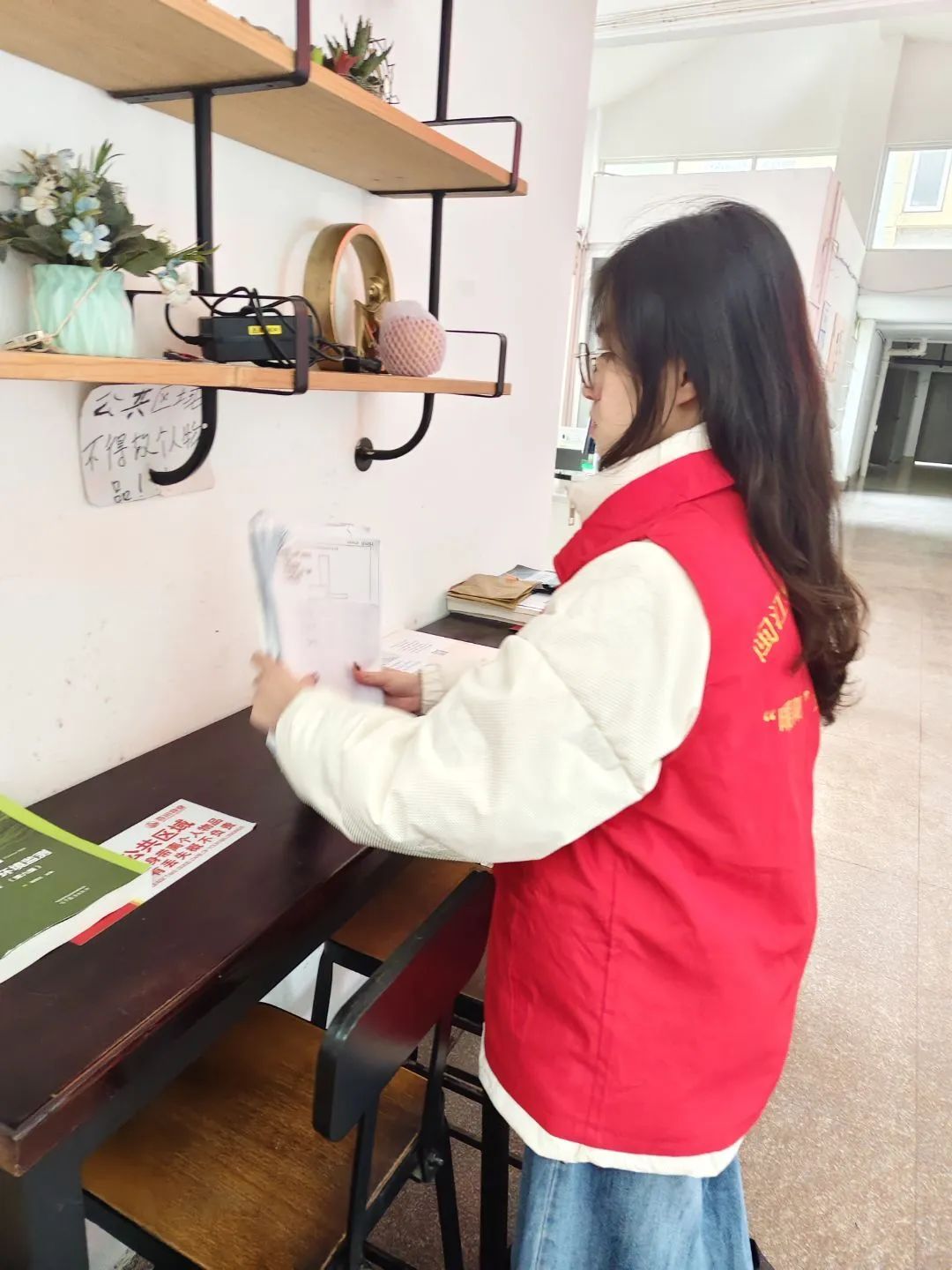 图3为党员志愿者打扫学生社区和活动室2.jpeg